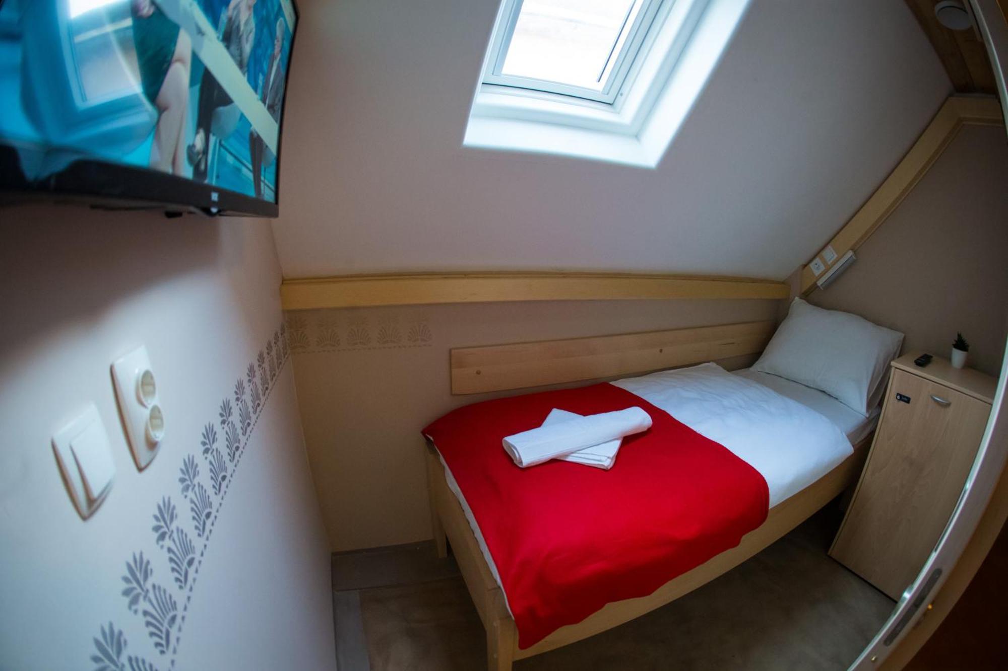 Gluten Free Bed & Breakfast Dezela Okusov Любляна Екстериор снимка