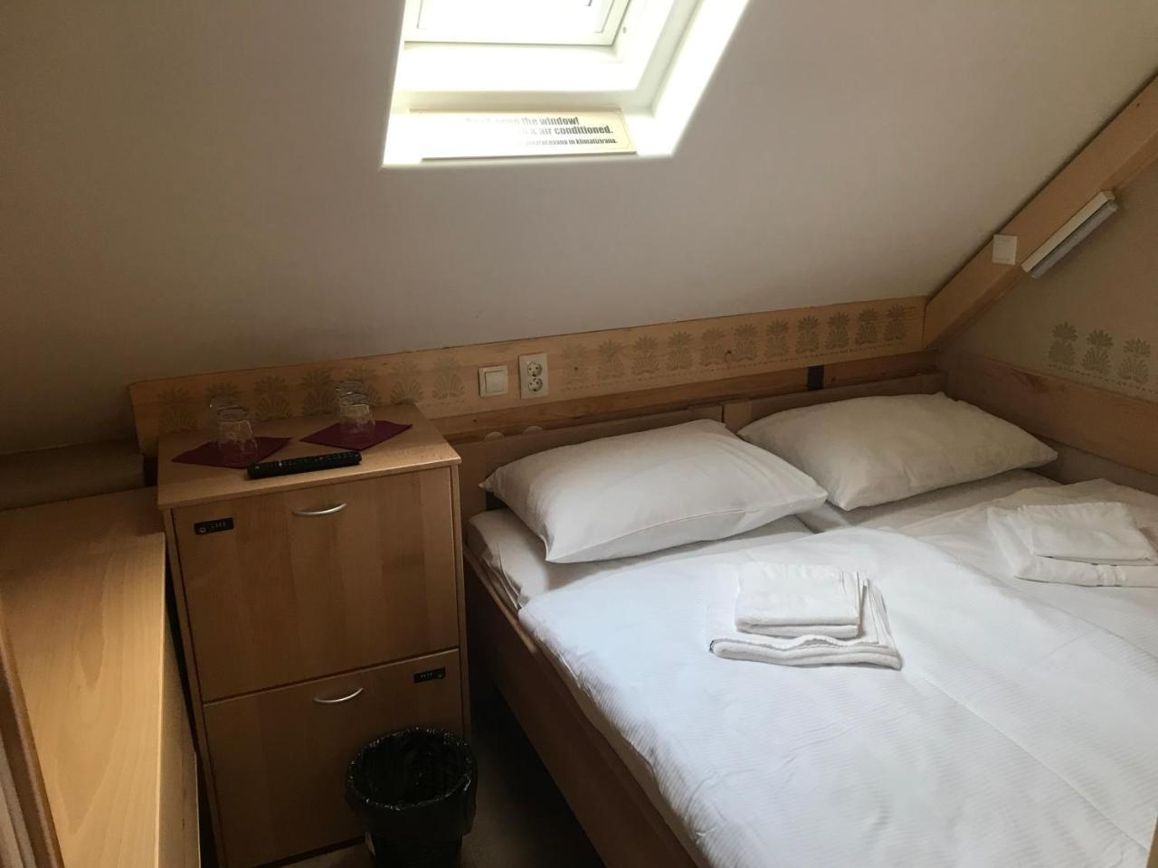 Gluten Free Bed & Breakfast Dezela Okusov Любляна Екстериор снимка